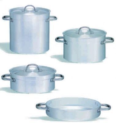 Cuatro ollas de aluminio con asas y tapas sobre un fondo blanco.