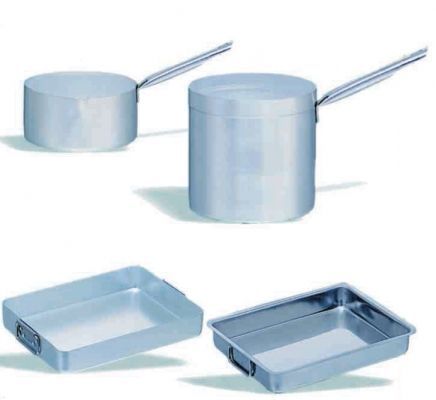 Un juego de ollas y sartenes de acero inoxidable sobre un fondo blanco.