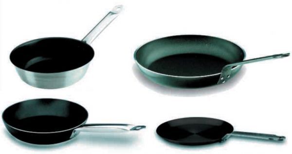Cuatro sartenes de diferentes tamaños sobre un fondo blanco.
