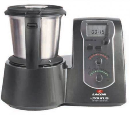Una licuadora Taurus negra con temporizador.