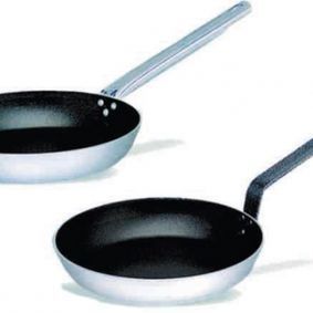 Dos sartenes están colocadas una al lado de la otra sobre una superficie blanca.