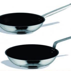 Dos sartenes de acero inoxidable con tapas negras sobre una superficie blanca.