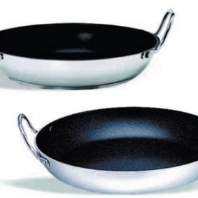 Dos sartenes con asas sobre un fondo blanco