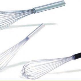 Tres tipos diferentes de batidores están colocados uno al lado del otro sobre una superficie blanca.