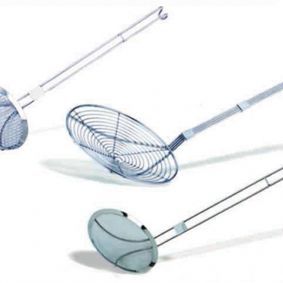 Tres cucharones con mangos largos están sobre una superficie blanca.