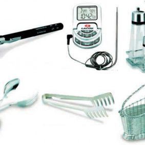 Un montón de utensilios de cocina están sobre una mesa.