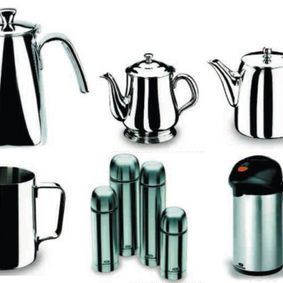 Una variedad de cafeteras y tazas de acero inoxidable.