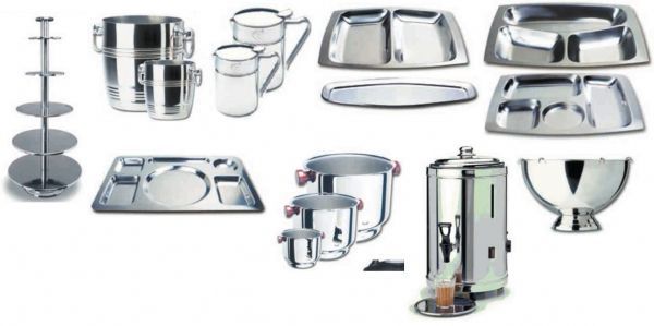 Se muestran una variedad de artículos de acero inoxidable sobre un fondo blanco.