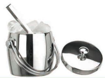 Un cubo de hielo de acero inoxidable con hielo y una cuchara dentro.