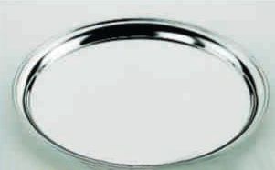 Una placa de plata reposa sobre una superficie blanca.