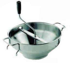 Un recipiente de acero inoxidable con asa negra sobre fondo blanco.