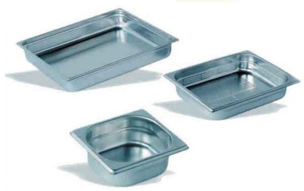 Tres sartenes de acero inoxidable están colocadas una encima de otra sobre una superficie blanca.