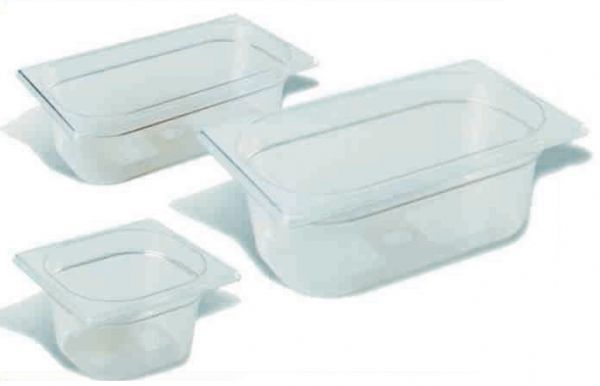 Tres recipientes de plástico transparente están uno al lado del otro sobre una superficie blanca.