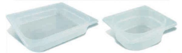 Dos contenedores de plástico blancos están uno al lado del otro sobre una superficie blanca.