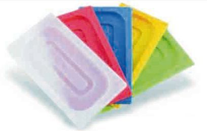 Un montón de recipientes de plástico de diferentes colores están apilados uno encima del otro.