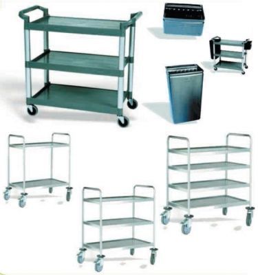 Un montón de carritos y un bote de basura sobre un fondo blanco.