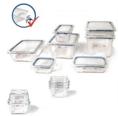 Un grupo de recipientes de plástico transparente con tapas azules.