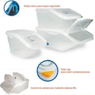 Una pila de contenedores de plástico blanco con escritura en español en ellos.