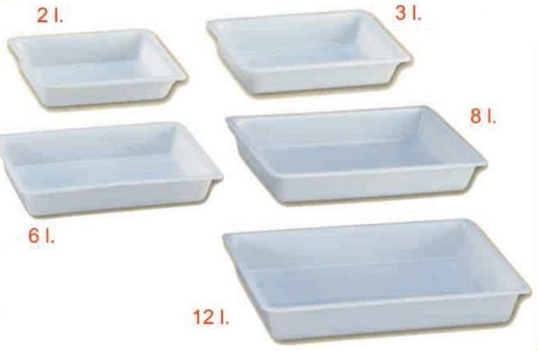 Seis bandejas de plástico blancas de diferentes tamaños se apilan una sobre otra.