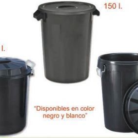 Hay tres botes de basura negros con tapa uno al lado del otro.