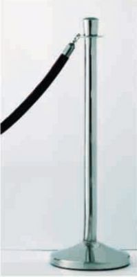 Un poste de plata con una cuerda negra atada a él.