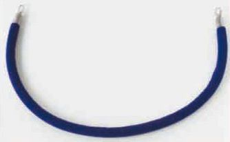 Una cuerda azul con ganchos de metal sobre un fondo blanco.