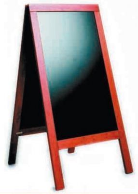 Un cartel de madera con una pizarra negra encima.