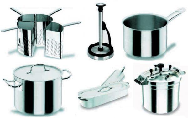 Una colección de ollas y sartenes de acero inoxidable sobre un fondo blanco.