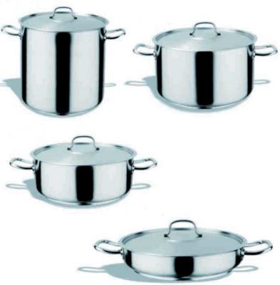 Cuatro ollas de acero inoxidable con tapa sobre un fondo blanco.