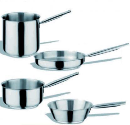 Tres ollas y sartenes de acero inoxidable sobre un fondo blanco.