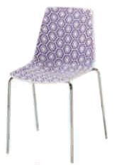 Una silla morada con un patrón de panal sobre un fondo blanco.