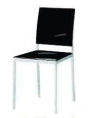 Una silla negra con un marco blanco sobre un fondo blanco.