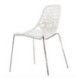 Una silla blanca con estructura de metal sobre un fondo blanco.