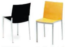 Dos sillas, una negra y otra amarilla, están una al lado de la otra sobre un fondo blanco.