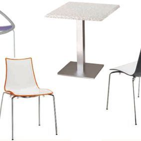 Tres sillas y una mesa sobre un fondo blanco.