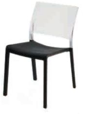 Una silla negra con respaldo transparente y patas negras sobre fondo blanco.