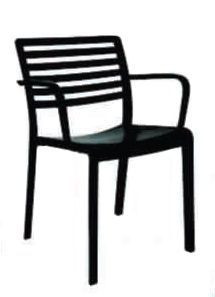 Una silla negra con respaldo y reposabrazos rayados sobre un fondo blanco.