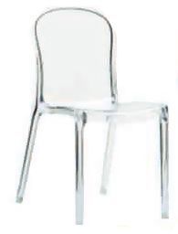 Una silla de plástico transparente con patas cromadas sobre un fondo blanco.