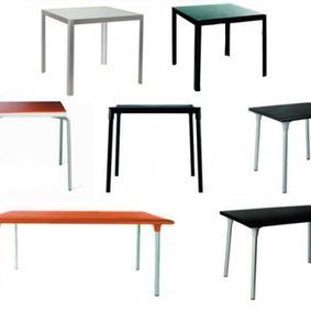 Un montón de mesas de diferentes colores sobre un fondo blanco.