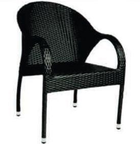 Una silla de mimbre negra con un cojín blanco sobre un fondo blanco.