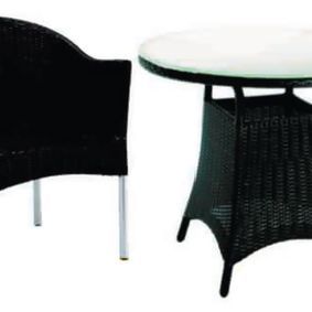 Una mesa y sillas de mimbre están ubicadas una al lado de la otra sobre un fondo blanco.