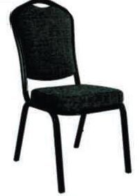 Una silla de banquete negra con un marco negro sobre un fondo blanco.