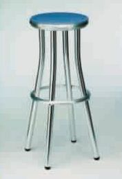 Un taburete de bar de acero inoxidable con tapa azul está sobre una superficie blanca.