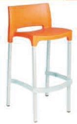 Un taburete de bar de plástico naranja con patas blancas sobre un fondo blanco.