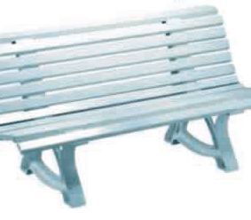 Un banco de parque de madera blanca está sobre una superficie blanca.