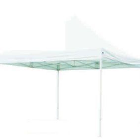 Una tienda de campaña con dosel blanco se encuentra encima de una superficie blanca.