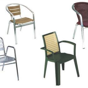 Un grupo de sillas están colocadas una al lado de la otra sobre un fondo blanco.