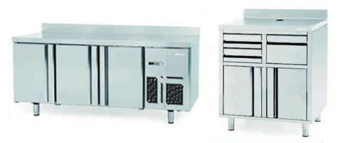 Dos gabinetes de acero inoxidable están ubicados uno al lado del otro sobre un fondo blanco.