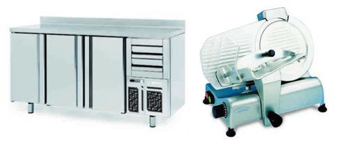 Un refrigerador de acero inoxidable y una cortadora de carne sobre un fondo blanco.