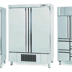 Tres refrigeradores de acero inoxidable están ubicados uno al lado del otro sobre un fondo blanco.